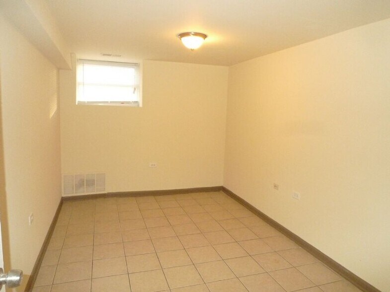 Building Photo - 1366 N Hamlin Ave