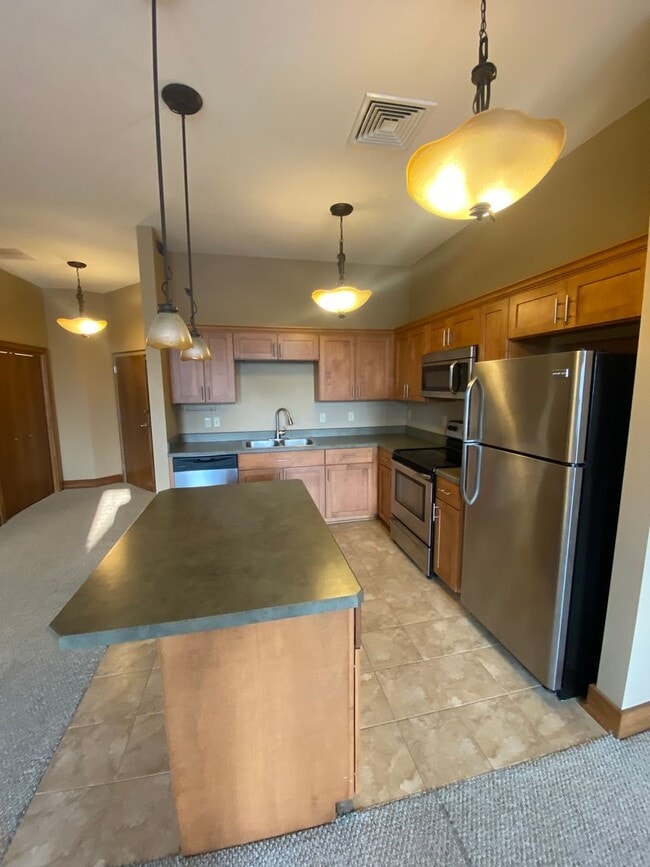 Building Photo - Two bedroom unit - Located in Downtown Orr...