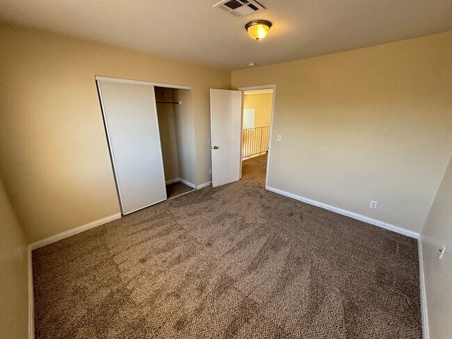 Building Photo - Spacious 3BED/3BATH Two story home located...