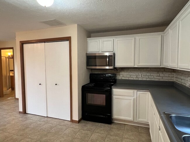 Building Photo - 1439 N Texas Ave