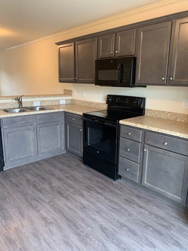 Building Photo - Townhome in Midway Park - Boyington Place!