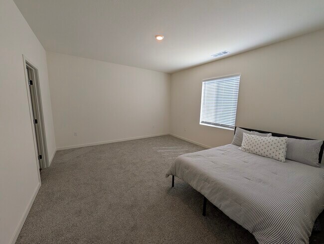 Building Photo - 821 Highlands Dr