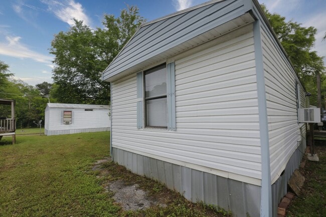 Building Photo - 2 Bed & 1 bath Trailer in Jville!