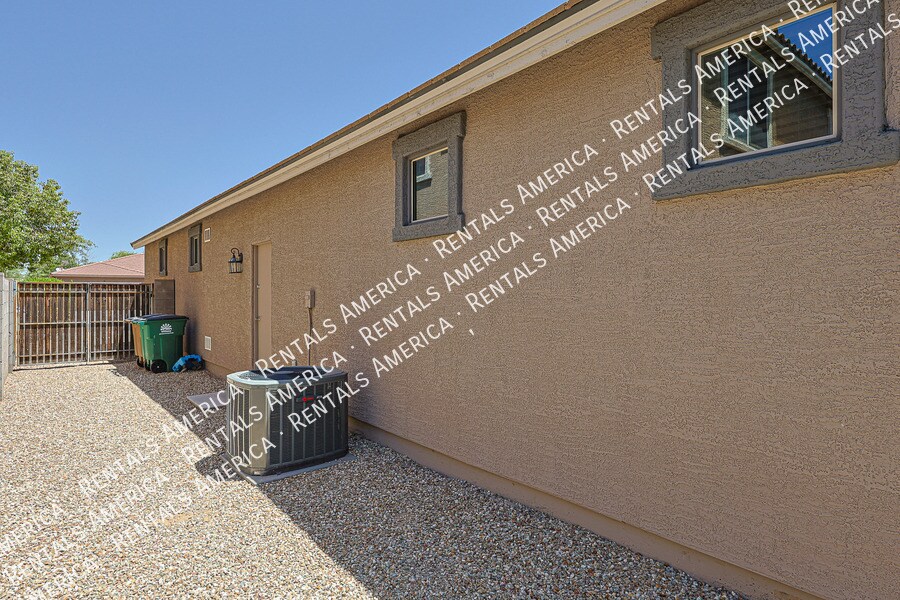 Building Photo - 15611 W Westview Dr