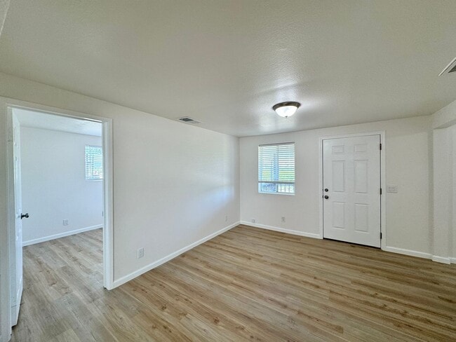 Building Photo - Rare, 2 Bedroom, 1 Bathroom Vineyard Cottage
