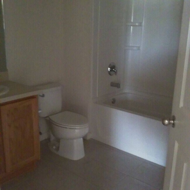 Building Photo - Beautiful 3BR/2.5BA Townhome with Water View in Fore Ranch