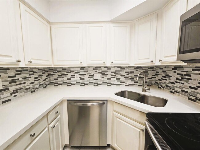 Building Photo - 921 Marine Dr