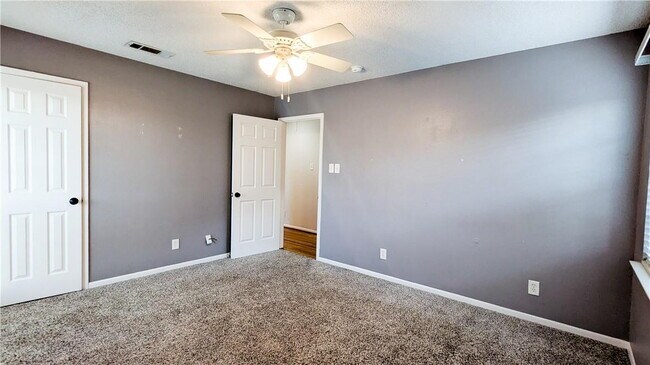 Building Photo - ***LABOR DAY SPECIAL! $600 OFF FIRST FULL ...