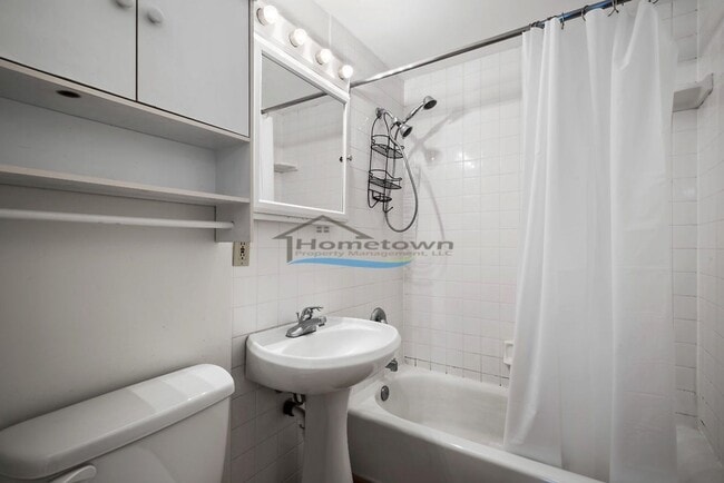 Building Photo - Well-Maintained 3 Bed 2 Bath Cottage in Do...