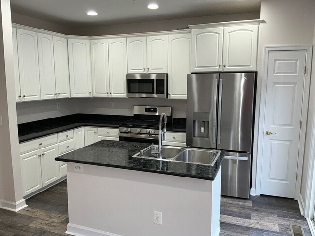Building Photo - Beautiful 4BR 4.5BA 4 level townhome with 2 car attached garage located in the Fallsgrove Community