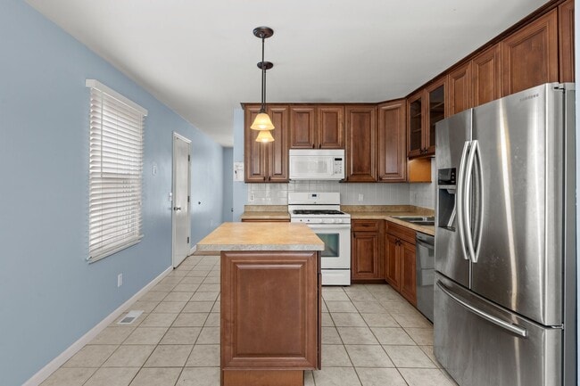 Building Photo - 1620 Dahlia Ct