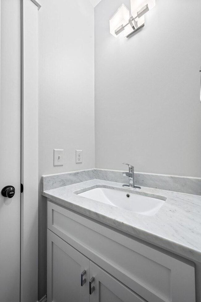 Building Photo - Stunning 4BE/3.5BA home in the heart of Gr...