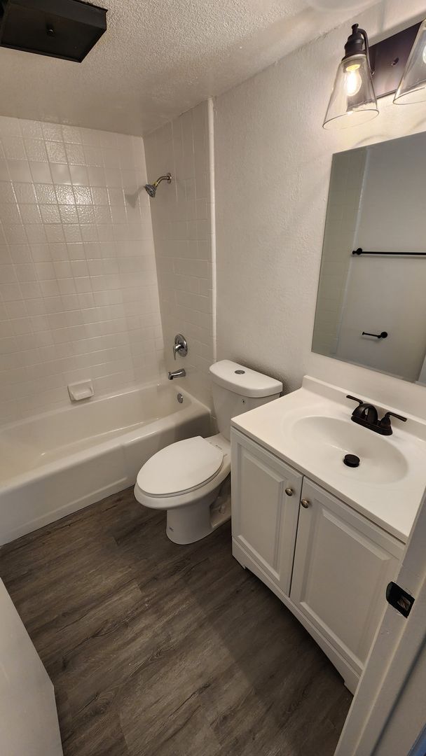 Building Photo - 2 Bedroom in the El Tovar Condominiums Nea...