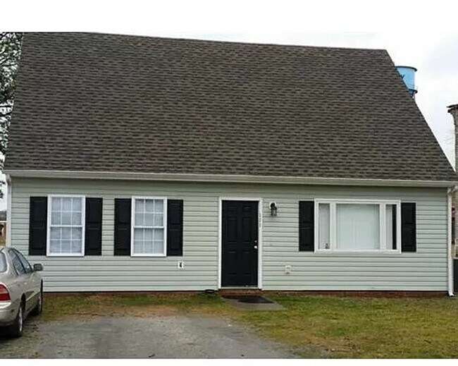 Building Photo - Waverly, VA - Four Bedroom / Two Bath - Mo...
