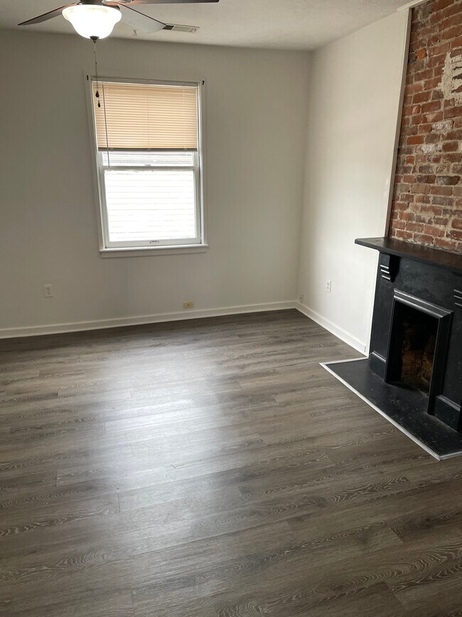 Building Photo - 127 Montmullin St