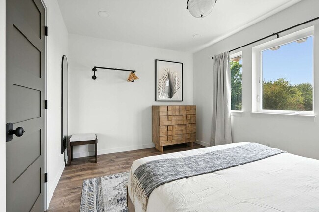 Building Photo - 925 NE 23rd Ave