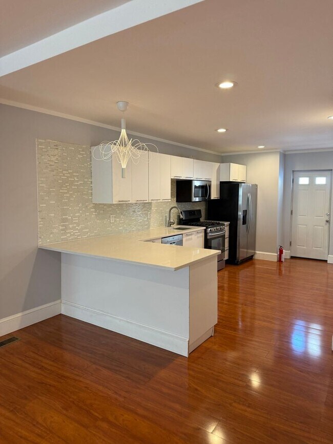 Building Photo - Spacious 3-Bedroom 1.5-Bathroom Home in Po...