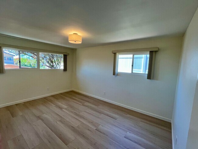 Building Photo - 4 Bedroom 2.5 Bathroom Home, Newly renovat...