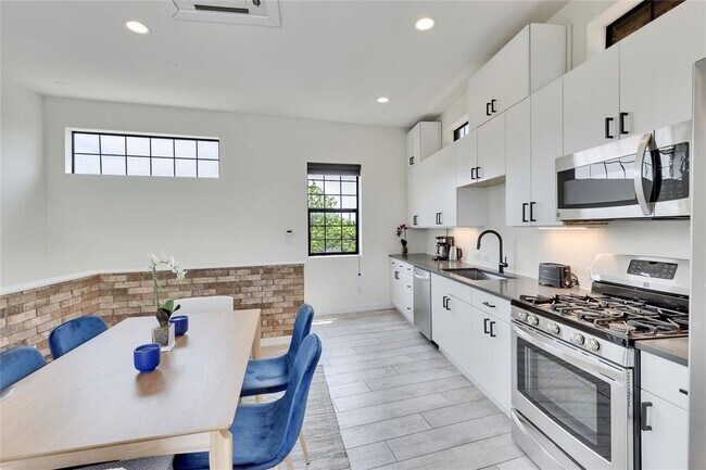 Building Photo - 808 Lydia St