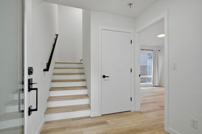 Building Photo - 3B3B cozy townhome