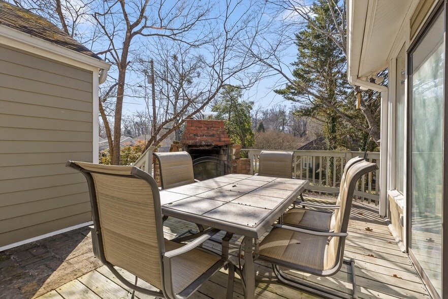 Building Photo - 844 Linden Hall Rd