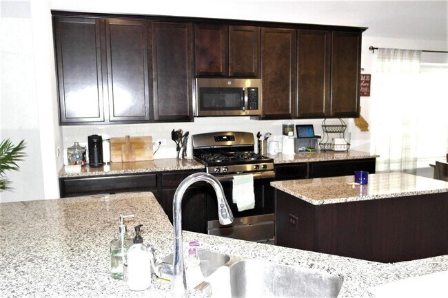 Building Photo - 822 Blackhawk Dr