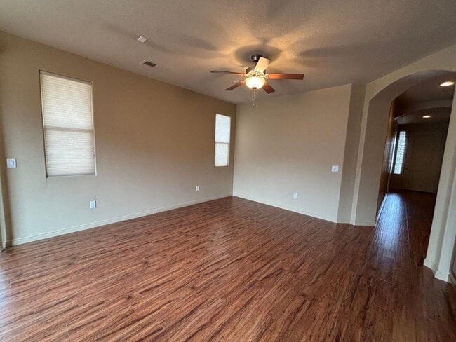 Building Photo - SPACIOUS HOME FOR RENT!