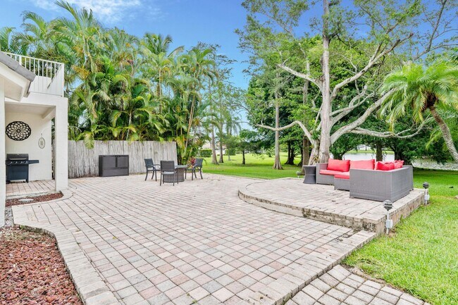 Building Photo - 1497 S Club Dr