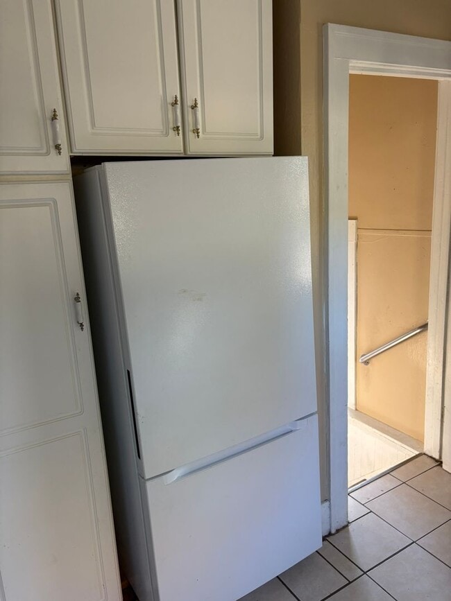 Building Photo - 2 BR house w garage, CA, fireplace