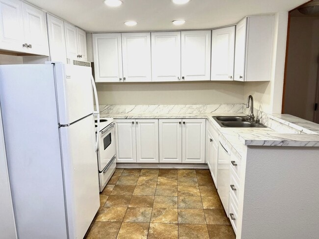 Building Photo - Mission Valley- Centrally Located Condo with AC, Private Patio and Parking.