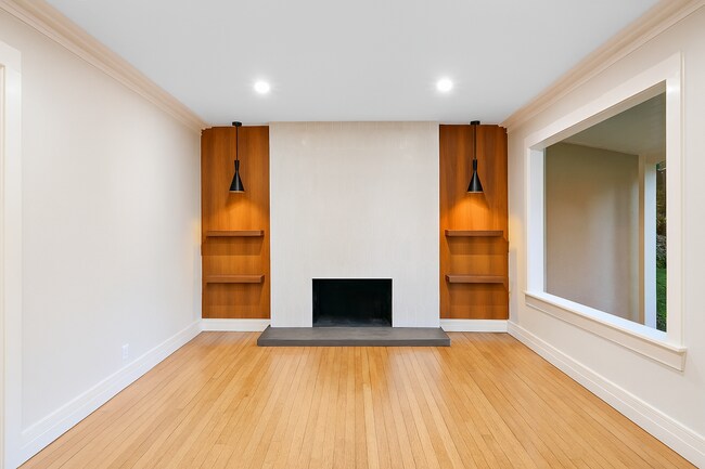 Building Photo - Charming Downtown Home!