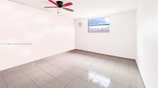 Building Photo - 666 W 81st St