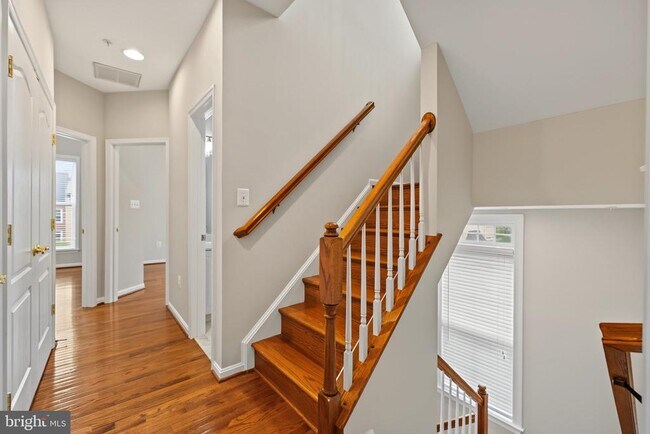 Building Photo - 5256 Bessley Pl
