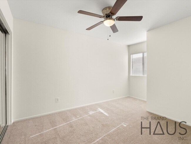 Building Photo - 2.5 Bed + 1.5 Bath + 2 Car Garage + Centra...