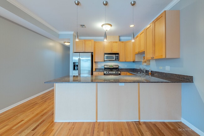 Building Photo - 633 E Bowen Ave