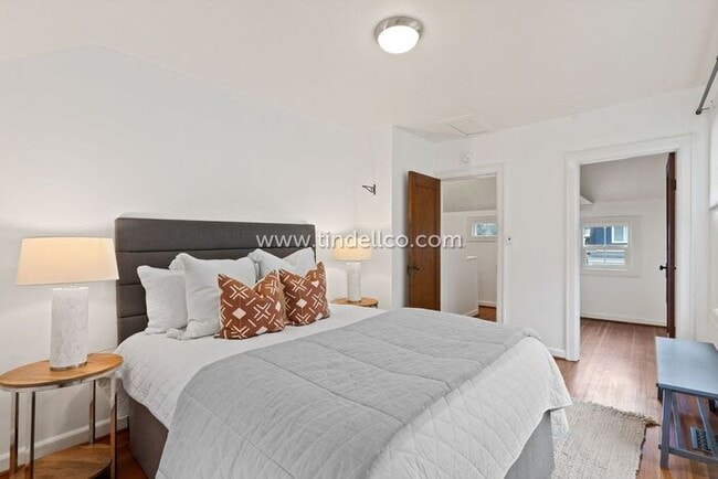 Building Photo - Updated 3 bedroom, 3 Level Home near New S...