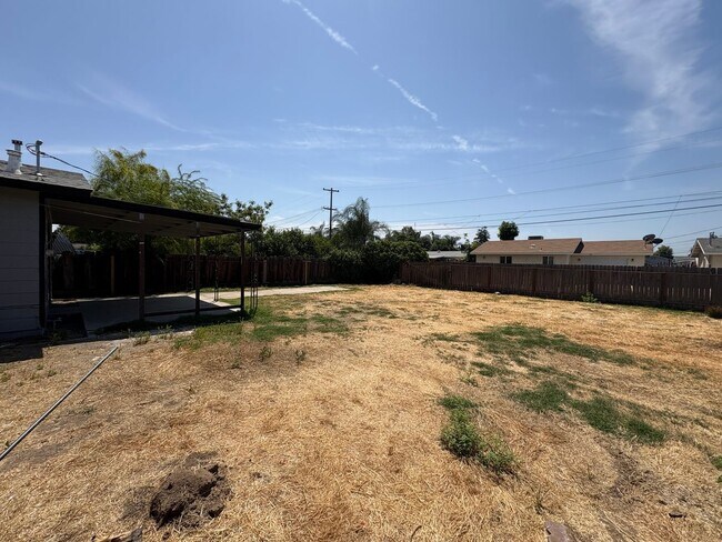 Building Photo - Updated Interior home in Dinuba near Shopp...