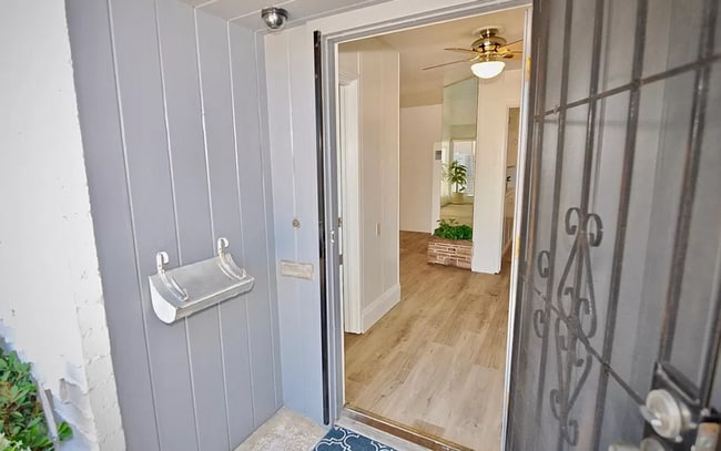 Building Photo - 5BD/2BA, Great Sunroom!