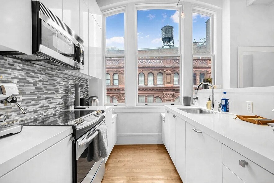 Building Photo - 640 Broadway