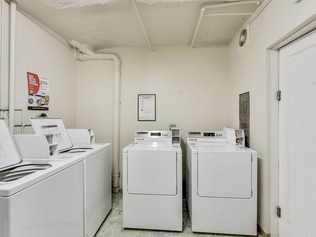 Building Photo - TOP FLOOR! LARGE CLOSET! On-Site LAUNDRY! ...