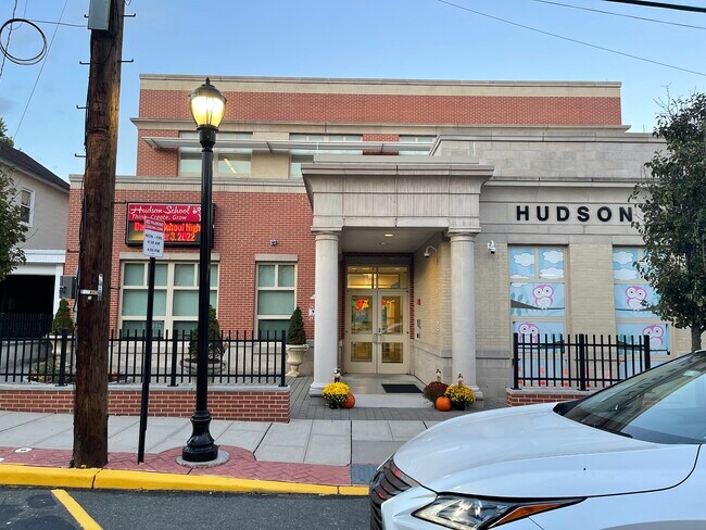 Building Photo - 160 18th St