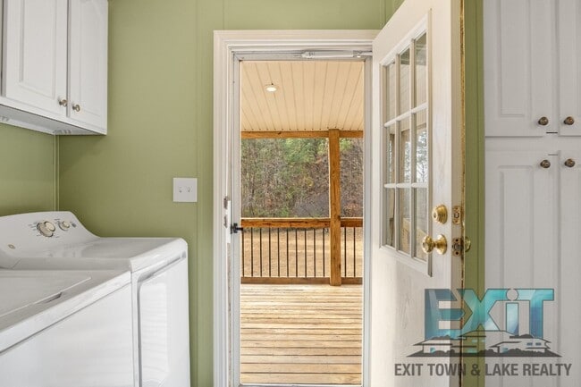 Building Photo - Beautiful Fully Renovated 3 Bed 2 Bath Home