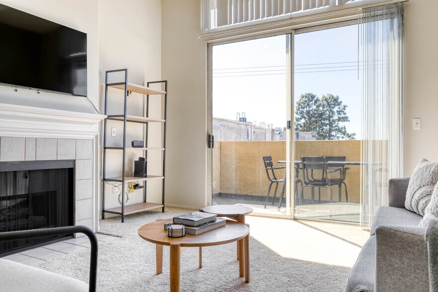 Building Photo - 1561 S Barrington Ave