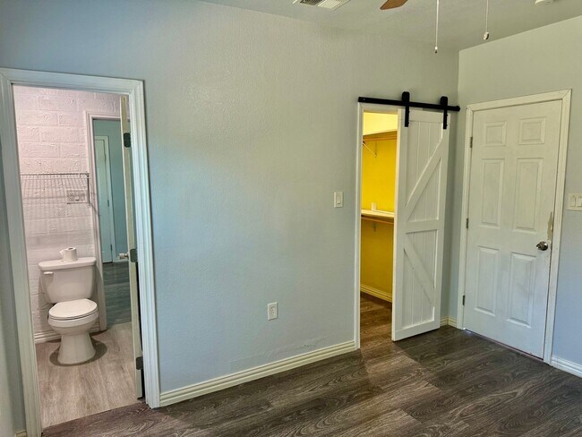 Building Photo - 2618 Creekview Dr
