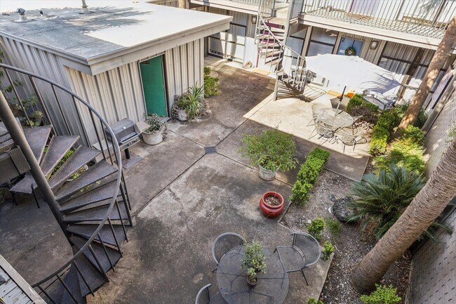 Building Photo - 1901 Whitney St