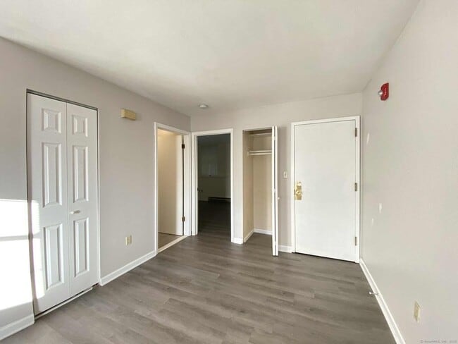 Building Photo - 99 Aspetuck Vlg