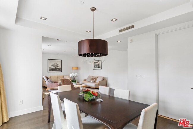 Building Photo - 443 N Palm Dr