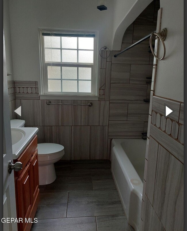 Building Photo - 301 Rose Ln