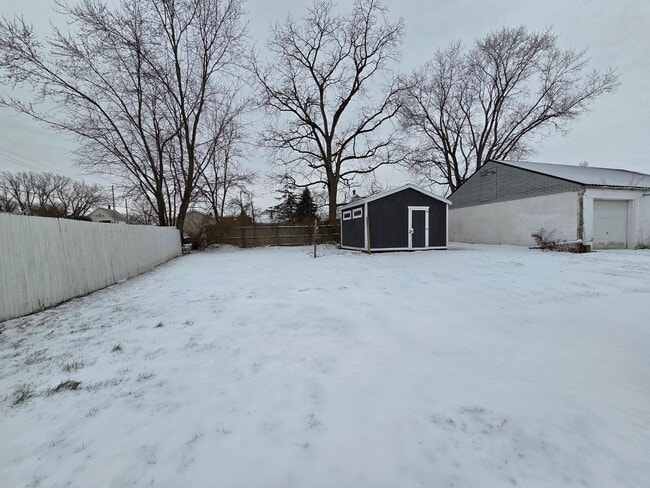 Building Photo - 2 bedroom Single Family