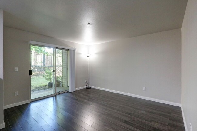 Building Photo - Ground Floor 1 Bedroom Featuring Newcastle Convenience